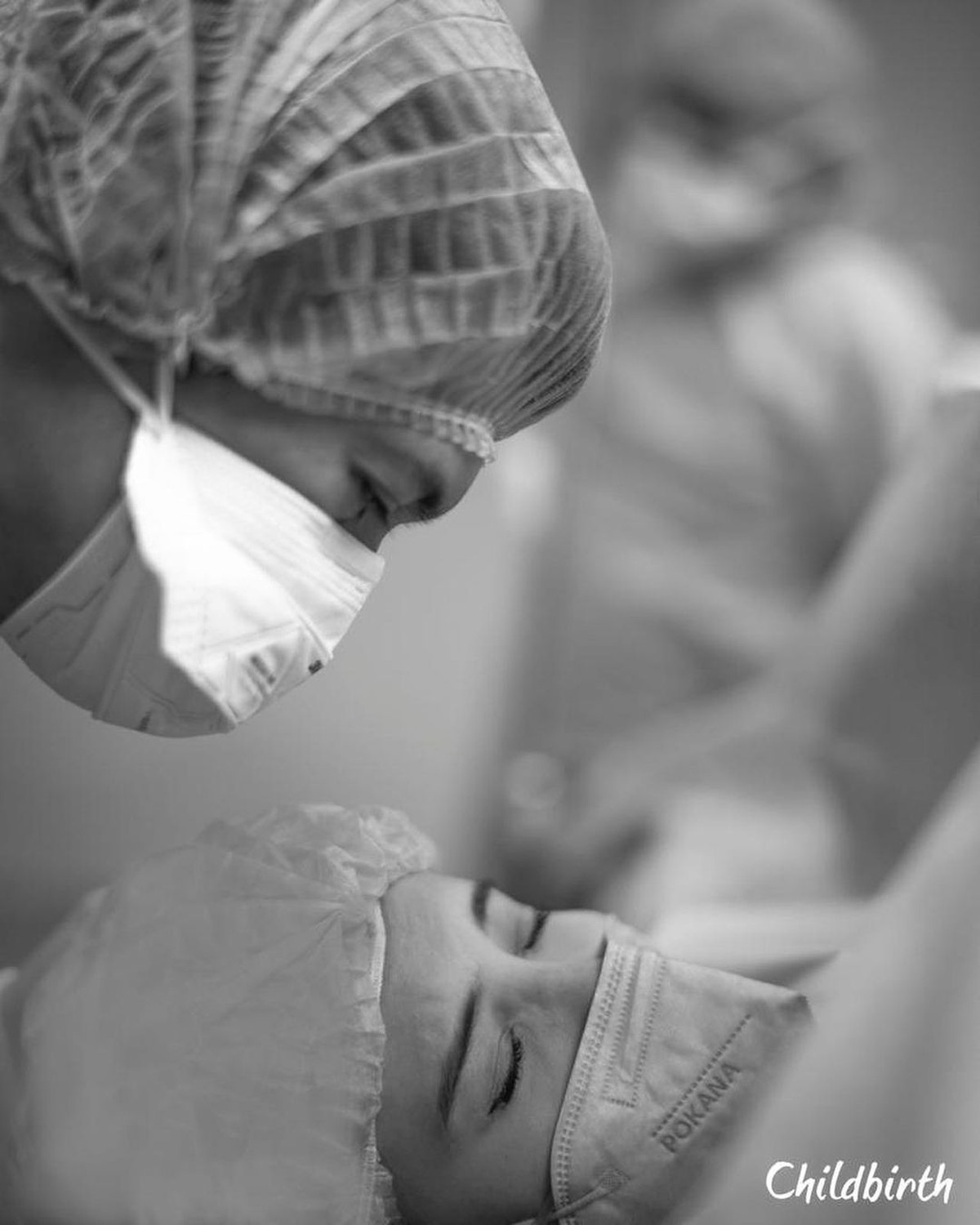 Kabar bahagia datang dari pasangan Irwansyah dan Zaskia Sungkar yang telah melahirkan anak pertamanya setelah 10 tahun penantian&period; Berikut momen haru Zaskia&excl;