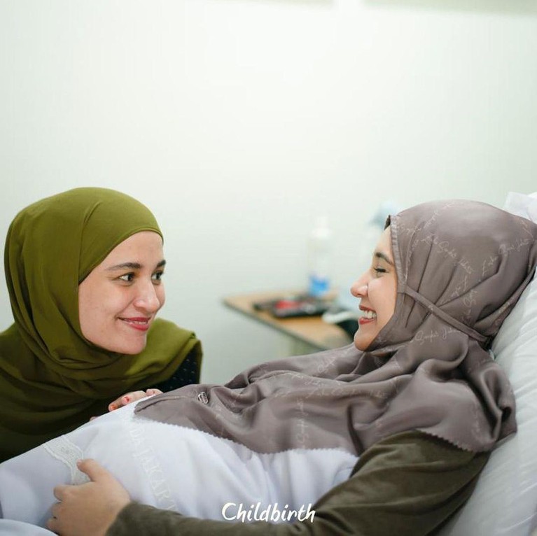 Momen Haru Detik-Detik Zaskia Sungkar Melahirkan Setelah 10 Tahun Penantian Kabar bahagia datang dari pasangan Irwansyah dan Zaskia Sungkar yang telah melahirkan anak pertamanya setelah 10 tahun penantian. Berikut momen haru Zaskia!