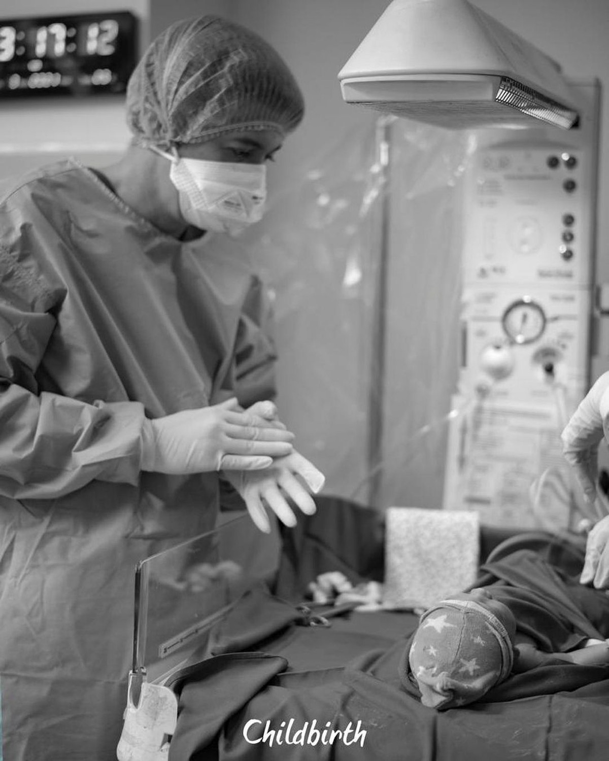 Kabar bahagia datang dari pasangan Irwansyah dan Zaskia Sungkar yang telah melahirkan anak pertamanya setelah 10 tahun penantian&period; Berikut momen haru Zaskia&excl;