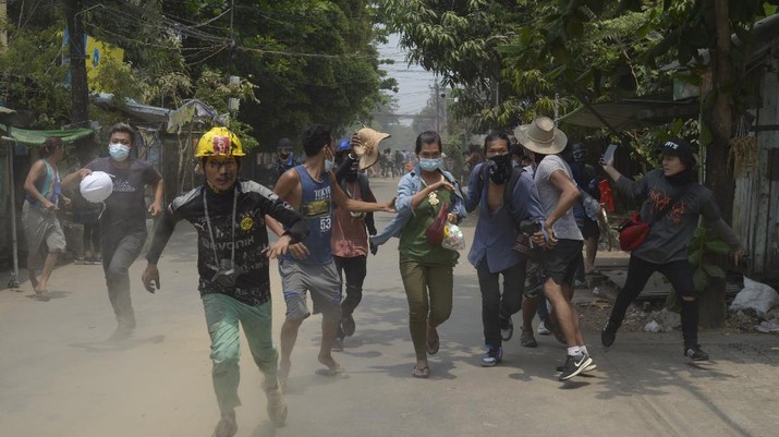 Soldiers walk towards anti-coup protesters during a demonstration in Yangon, Myanmar on Tuesday March 30, 2021. Thailand’s Prime Minister Prayuth Chan-ocha denied Tuesday that his country’s security forces have sent villagers back to Myanmar who fled from military airstrikes and said his government is ready to shelter anyone who is escaping fighting. (AP Photo)