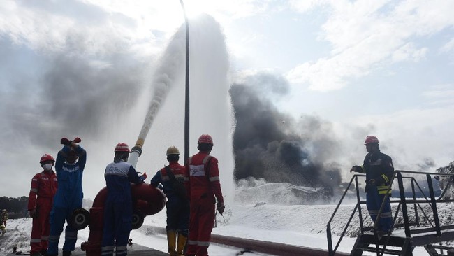 Pertamina bekerja sama dengan aparat penegak hukum dalam upaya investigasi penyebab kebakaran 4 tangki di kilang Balongan, Jawa Barat.