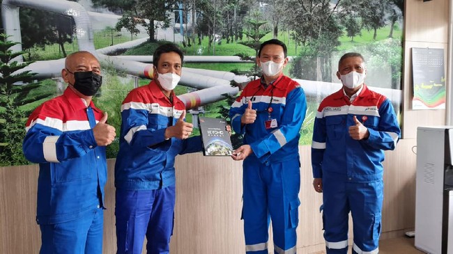 Komisaris Utama PT Pertamina Basuki Tjahaja Purnama mengunjungi PLTP Area Kamojang yang dikelola oleh PT Pertamina Geothermal Energy (PGE) pada Selasa (30/3).