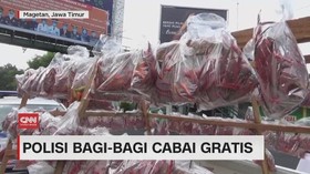VIDEO: Polisi Bagi-bagi Cabai Gratis