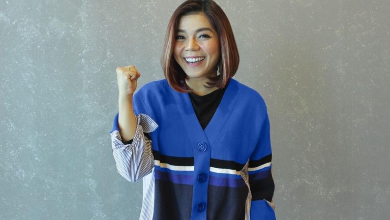 Potret Merry Riana Wanita Sejuta Dolar yang Kantornya Baru Saja Dirampok Merry Riana yang dijuluki wanita sejuta dolar adalah pemilik Merry Riana Learning Center. Kantornya yang berada di cabang Kepala Gading baru saja dirampok. Berikut sosok Merry sang pemilik!