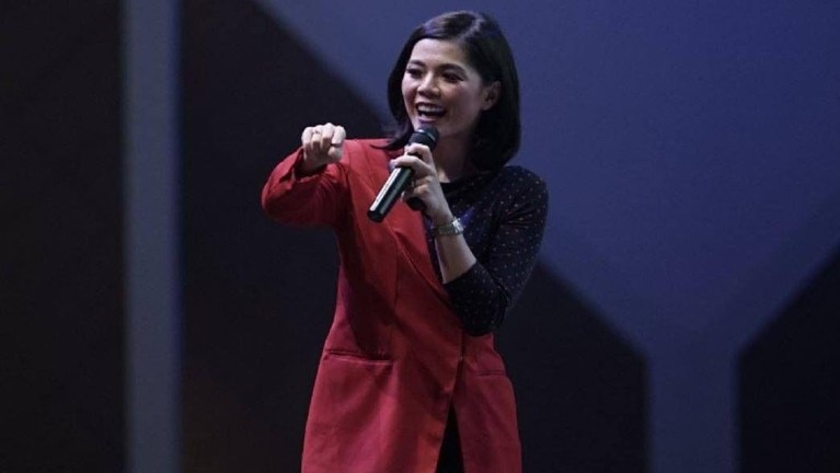 Potret Merry Riana Wanita Sejuta Dolar yang Kantornya Baru Saja Dirampok Merry Riana yang dijuluki wanita sejuta dolar adalah pemilik Merry Riana Learning Center. Kantornya yang berada di cabang Kepala Gading baru saja dirampok. Berikut sosok Merry sang pemilik!