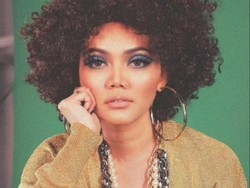Kata Rina Nose soal Dandan Menor dan Pakai Makeup Tebal di Roma