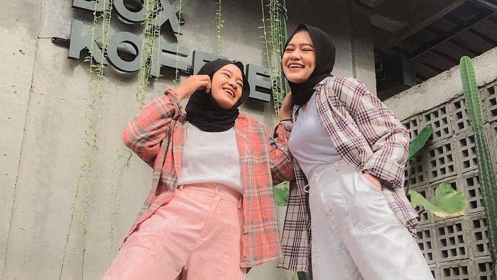 Tampil Casual dan Chic! Mix n Match Outer Kemeja Kotak-kotak untuk Hijabers