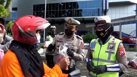VIDEO: Patuhi Prokes, Polisi Beri Pengendara Cabai