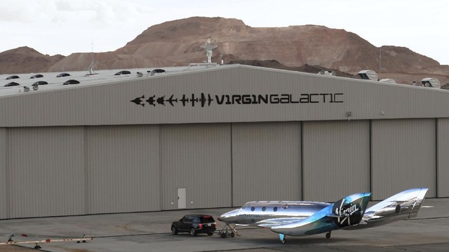 Miliarder lain, Richard Branson, menyalip Bezos duluan ke antariksa dengan pesawat Virgin Galactic.