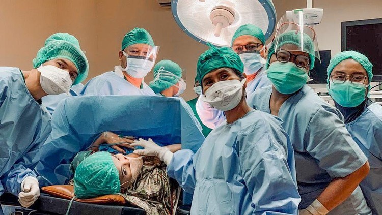 Zaskia Sungkar melahirkan anak pertama.