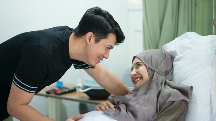 Zaskia Sungkar melahirkan anak pertama.