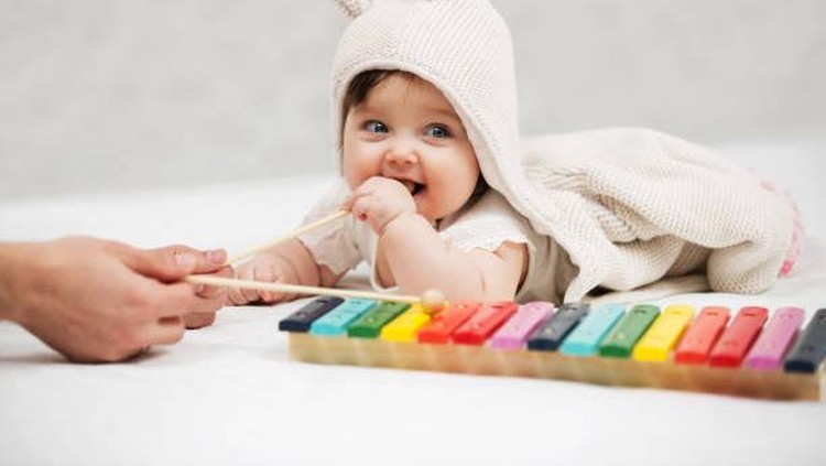Menarik, 30 Nama Bayi Perempuan Terinspirasi dari Musisi Bagi Bunda dan Ayah yang sangat menyukai musik, bisa lho memberi nama bayi perempuan yang terinspirasi dari para musisi. Intip yuk daftarnya berikut ini.