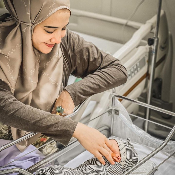 <p>Kita doakan semoga Zaskia segera pulih, dan Ukkasya dapat tumbuh sehat ya, Bunda. Aamiin. (Foto: Instagram @shireensungkar)</p>