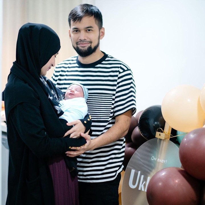 <p>Kehadiran Ukkasya yang telah lama dinanti oleh Irwansyah dan Zaskia Sungkar ini turut membahagiakan keluarga mereka, Bunda. Masing-masing dari keluarga mereka membagikan potret bersama Ukkasya di media sosial. (Foto: Instagram @shireensungkar)</p>