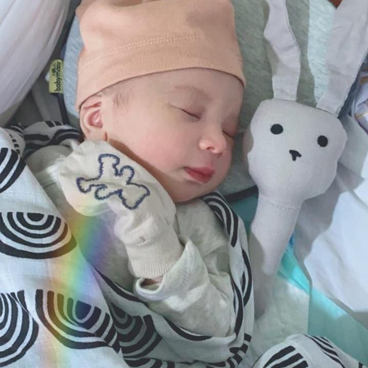 <p>Istri Irwansyah itu mengumumkan kelahiran buah hatinya melalui Instagram. "<em>Assalamualaikum anak shalehku, Ukkasya Muhammad Syahki. Anak baik, Qurrata a’yunnya mami papa yang nyusunya nonstop. Masya Allah</em>," tulis Zaskia Sungkar sebagai caption. (Foto: Instagram @@fenny.bauty)</p>