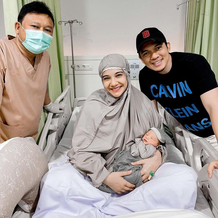 <p>Bayi berjenis kelamin laki-laki tersebut lahir dengan berat badan 3,4 kilogram dan panjang 51 sentimeter. (Foto: Instagram @irwansyah15_)</p>