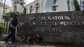 FOTO: Siaga Aparat di Gereja Penjuru Daerah Jelang perayaan Paskah 2021, pengamanan gereja di sejumlah daerah diperketat setelah aksi teror bom bunuh diri terjadi di Katedral, Makassar.