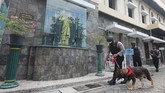 FOTO: Siaga Aparat di Gereja Penjuru Daerah Jelang perayaan Paskah 2021, pengamanan gereja di sejumlah daerah diperketat setelah aksi teror bom bunuh diri terjadi di Katedral, Makassar.