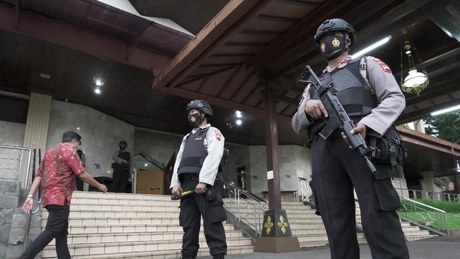 FOTO: Siaga Aparat di Gereja Penjuru Daerah