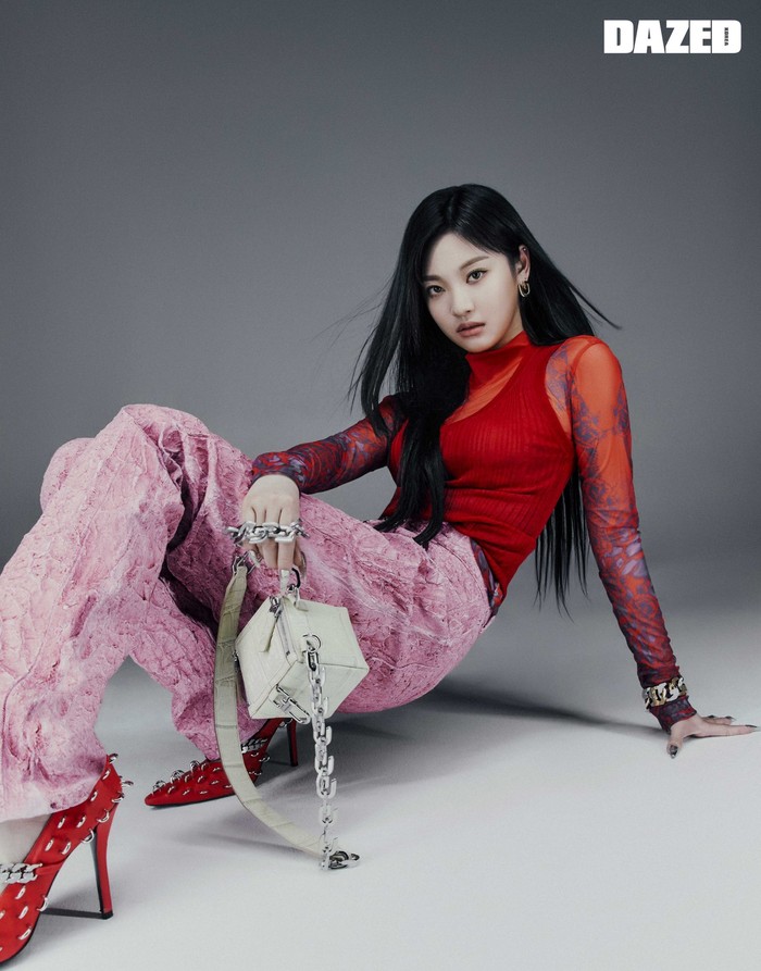 Meskipun dirinya maknae, NingNing berhasil buat penggemar pangling karena tampil dewasa dengan baju dan sepatu merah. Ditambah tas putih uniknya, NingNing terlihat stunning abis. (Foto:Twitter.com/aespa_official/DAZED)
