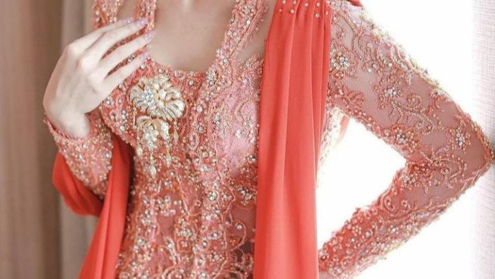 6 Referensi Kebaya Warna Peach untuk Kondangan