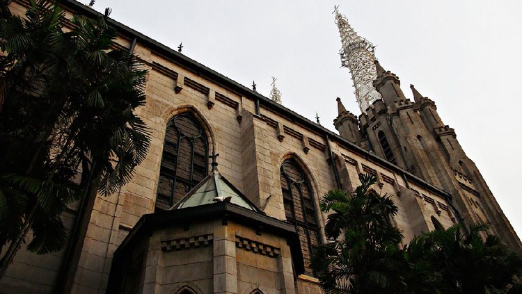 Gereja Katredal Jakarta St. Mary of the Assumption Cathedral, Jakarta or Jakarta Cathedral is a Roman Catholic cathedral in Jakarta, Indonesia, which is also the seat of the Roman Catholic Archbishop of Jakarta, currently Archbishop Ignatius Suharyo Hardjoatmodjo. Its official name is Gereja Santa Perawan Maria Diangkat Ke Surga