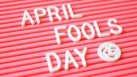Sejarah April Mop dari Berbagai Versi