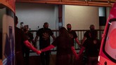 FOTO: Berkumpul, Merapal Doa untuk Pasien Covid-19 Anggota Gereja dan Pusat Rehabilitasi God's Love Evangelical merapalkan doa untuk pasien Covid-19 dari luar rumah sakit di Rio de Janeiro, Brasil.