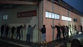 FOTO: Berkumpul, Merapal Doa untuk Pasien Covid-19 Anggota Gereja dan Pusat Rehabilitasi God's Love Evangelical merapalkan doa untuk pasien Covid-19 dari luar rumah sakit di Rio de Janeiro, Brasil.