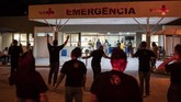 FOTO: Berkumpul, Merapal Doa untuk Pasien Covid-19 Anggota Gereja dan Pusat Rehabilitasi God's Love Evangelical merapalkan doa untuk pasien Covid-19 dari luar rumah sakit di Rio de Janeiro, Brasil.