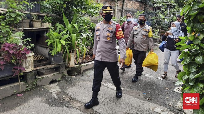 Kapolsek Ciracas Jupriono meminta tetangga tak mengucilkan keluarga dari pelaku teror d Mabes Polri, ZA.