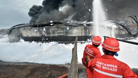 Pertamina Dinginkan Dua Titik Api Menyala di Kilang Balongan