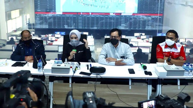 Nicke Widyawati memantau sistem digital di Telkom Legok untuk memastikan ketersediaan pasokan dan distribusi BBM nasional tetap aman pasca kebakaran Balongan.