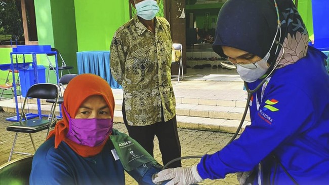 Pertamina menerjunkan tim medis untuk memastikan kesehatan warga yang mengungsi pasca kebakaran kilang Balongan, serta menyalurkan berbagai bantuan.