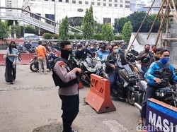 Usai Mabes Polri Diserang, Polisi Bersenjata Berjaga di Pintu Masuk Polda Metro