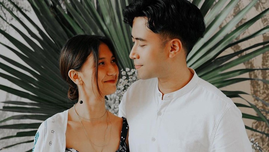 Lika-liku perjalanan cinta Vidi Aldiano dan Sheila Dara, Sempat putus lalu balikan dan sekarang lamaran. Yuk, intip kemesraan mereka!