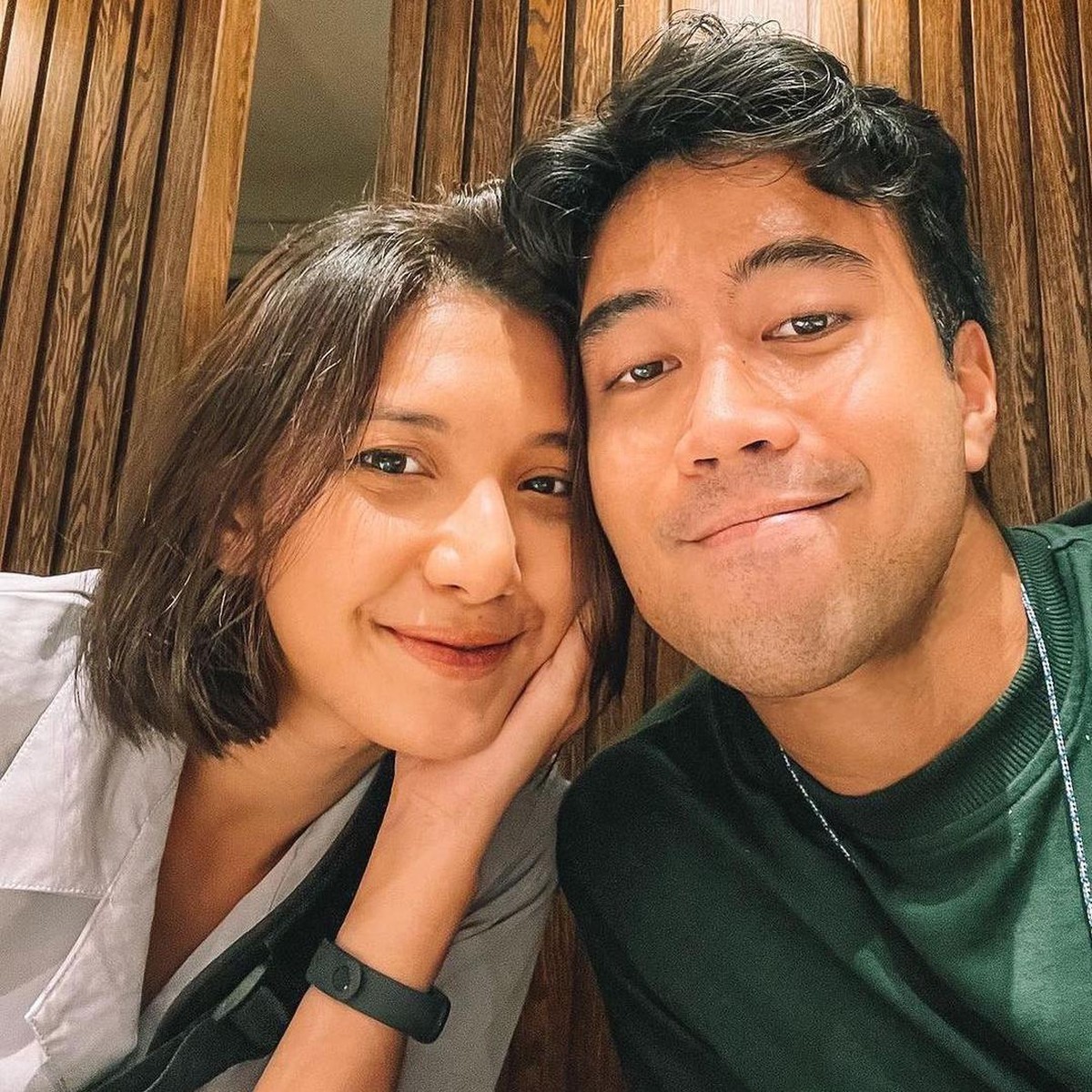 Lika-liku perjalanan cinta Vidi Aldiano dan Sheila Dara&comma; Sempat putus lalu balikan dan sekarang lamaran&period; Yuk&comma; intip kemesraan mereka&excl;