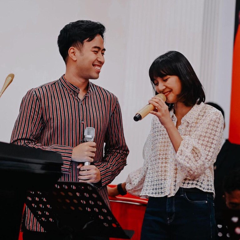 Setelah Balikan Langsung Lamaran, Berikut Kemesraan Vidi dan Sheila Lika-liku perjalanan cinta Vidi Aldiano dan Sheila Dara, Sempat putus lalu balikan dan sekarang lamaran. Yuk, intip kemesraan mereka!
