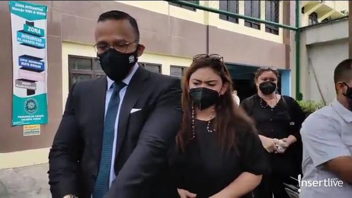 Hari ini &lpar;1&sol;4&rpar; merupakan sidang perdana perceraian Thalita Latief dan Dennis Lyla&period; Berikut penampakan suasana sidangnya&excl;