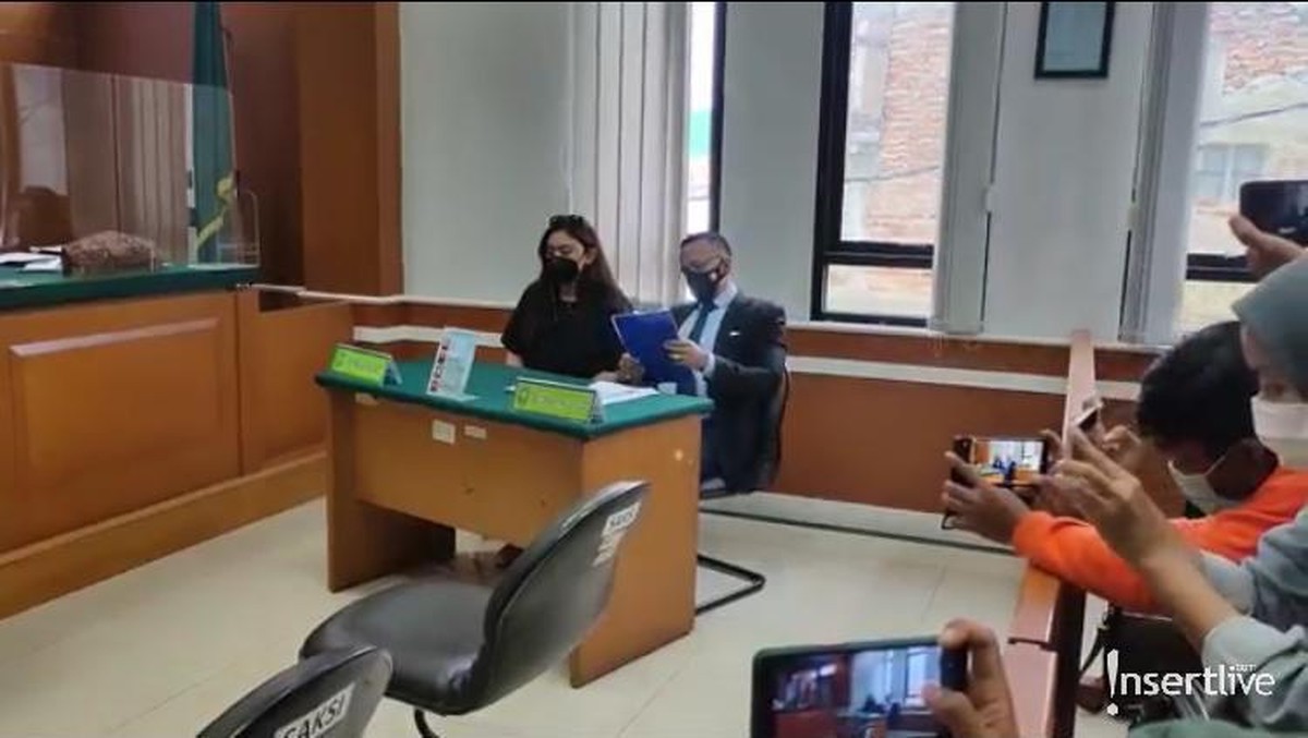 Hari ini &lpar;1&sol;4&rpar; merupakan sidang perdana perceraian Thalita Latief dan Dennis Lyla&period; Berikut penampakan suasana sidangnya&excl;