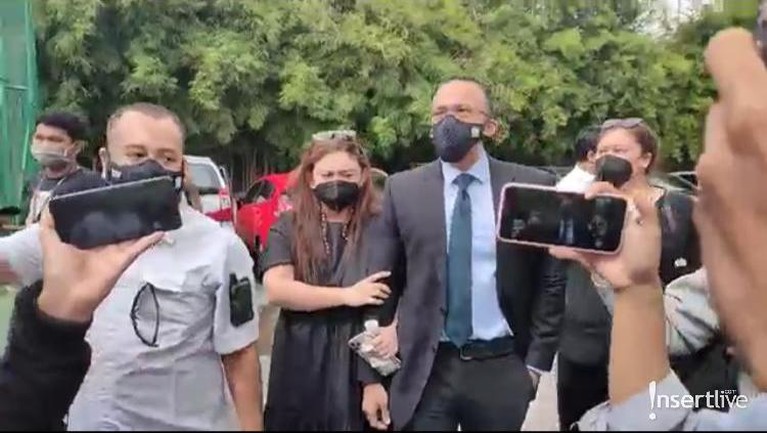 Sidang Perdana Perceraian Thalita Latief Hari ini (1/4) merupakan sidang perdana perceraian Thalita Latief dan Dennis Lyla. Berikut penampakan suasana sidangnya!