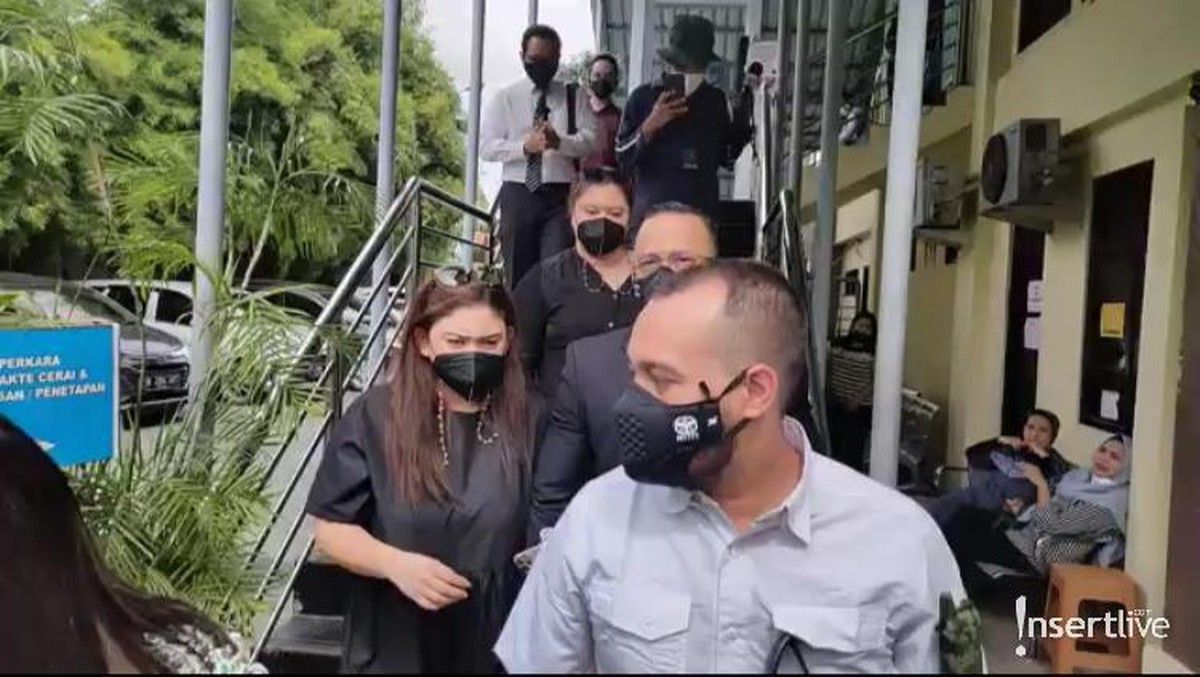 Hari ini &lpar;1&sol;4&rpar; merupakan sidang perdana perceraian Thalita Latief dan Dennis Lyla&period; Berikut penampakan suasana sidangnya&excl;