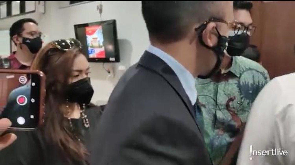 Hari ini &lpar;1&sol;4&rpar; merupakan sidang perdana perceraian Thalita Latief dan Dennis Lyla&period; Berikut penampakan suasana sidangnya&excl;