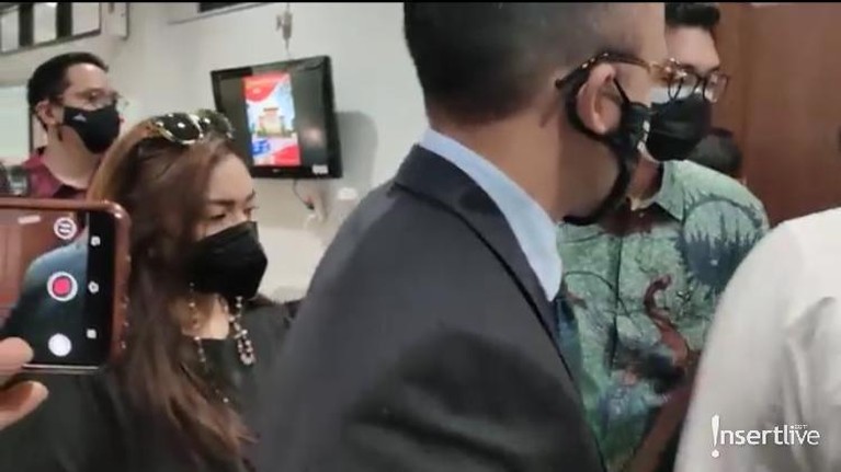 Hari ini (1/4) merupakan sidang perdana perceraian Thalita Latief dan Dennis Lyla. Berikut penampakan suasana sidangnya!