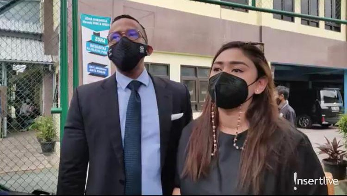 Hari ini &lpar;1&sol;4&rpar; merupakan sidang perdana perceraian Thalita Latief dan Dennis Lyla&period; Berikut penampakan suasana sidangnya&excl;