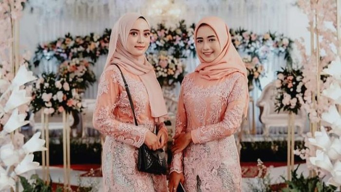 6 Referensi Kebaya Warna Peach untuk Kondangan