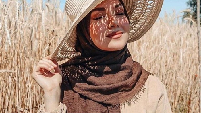 Tips Padu Padan Topi dengan Hijab untuk Tampilan yang Lebih Menawan