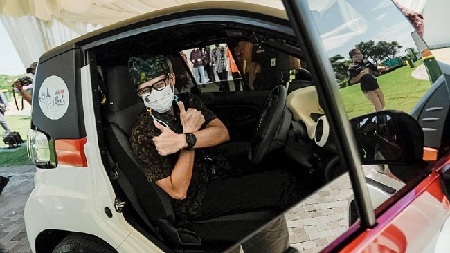 Menparekraf Sandiaga Uno sempat menjajal C+pod, salah satu mobil listrik Toyota di Bali.