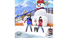 Liburan Ceria di Trans Snow Bintaro, Bisa Main Salju Bareng Santa