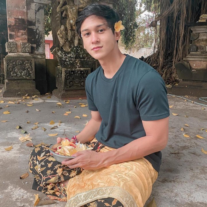 <p>Antonio Blanco Junior lahir di Denpasar, Bali, pada 28 Maret 1999. Sang ayah, Mario Blanco, adalah pelukis berdarah Spanyol-Italia, dan ibundanya asli dari Bali. (Foto: Instagram @antonioblancojr)</p>